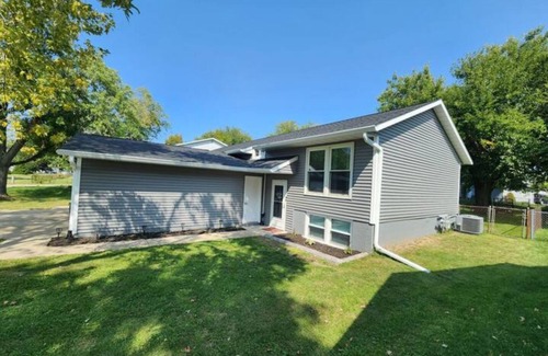 Peoria House | Cozy 3 bedroom 1 bath home close to airport and minutes from highway.