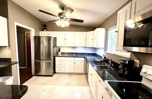 Old West Side House | Cozy 3-Bedroom 1 Mile to Downtown & Michigan Stadium w/Free Parking