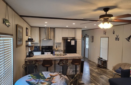 Negreet House | Cozy 3-bedroom 2 bath,5beds mobile home. Close to a boat launch. Covered parking