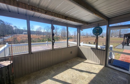 Negreet House | Cozy 3-bedroom 2 bath,5beds mobile home. Close to a boat launch. Covered parking