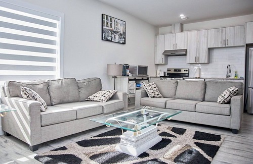 Prince George House | Cozy 3-bedroom, 3 queen beds ground level suite in a desirable location in PG.