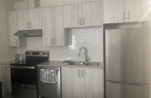 Prince George House | Cozy 3-bedroom, 3 queen beds ground level suite in a desirable location in PG.