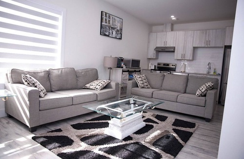 Prince George House | Cozy 3-bedroom, 3 queen beds ground level suite in a desirable location in PG.