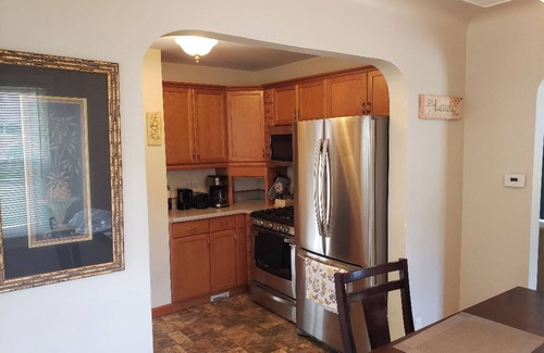 Eastpointe House | Cozy 3-bedroom, 4 car park home away from home