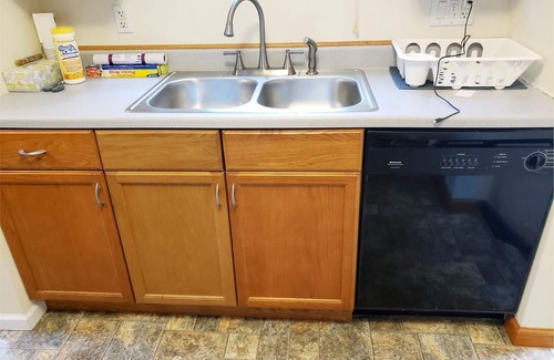 Eastpointe House | Cozy 3-bedroom, 4 car park home away from home