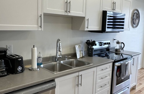 Bowmanville Apartment | Cozy 3-bedroom apartment in enjoyable Bowmanville with AC, WiFi