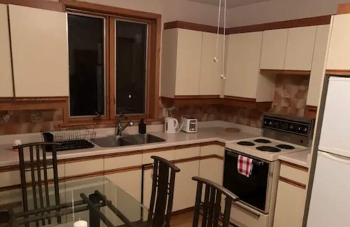 Highland Creek House | Cozy 3 Bedroom Bungalow | Prime Location