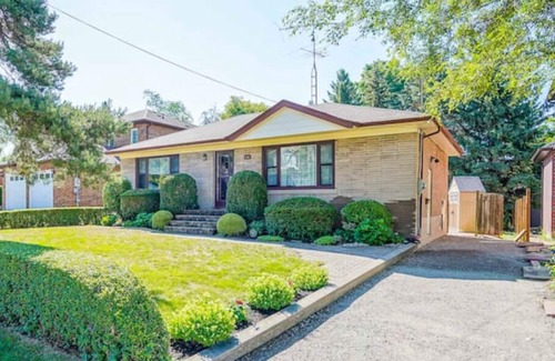 Highland Creek House | Cozy 3 Bedroom Bungalow | Prime Location