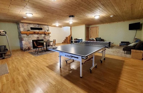 Laurium Cabin | Cozy 3-bedroom cabin with 2 indoor wood fireplaces