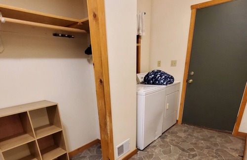 Laurium Cabin | Cozy 3-bedroom cabin with 2 indoor wood fireplaces