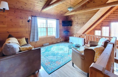 Laurium Cabin | Cozy 3-bedroom cabin with 2 indoor wood fireplaces