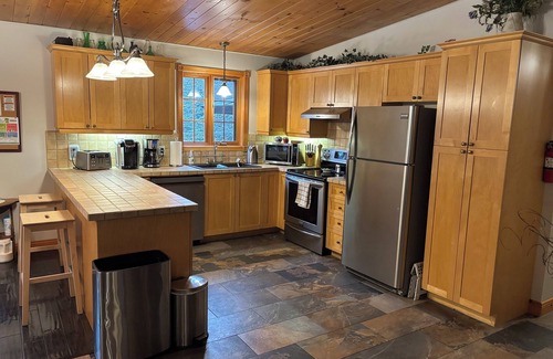 Saint-Faustin-Lac-Carre Ski Chalet | Cozy 3-bedroom chalet in lovely Mont-Blanc with WiFi and SPA.