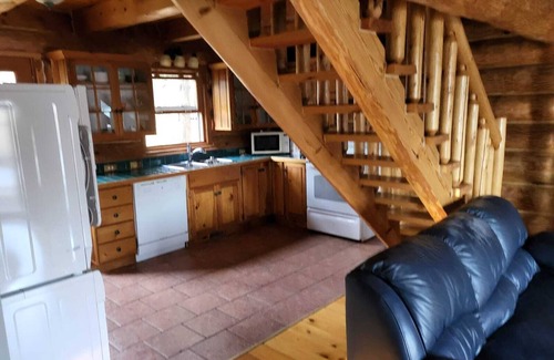 Campbellford Ski Chalet | Cozy 3 bedroom chalet cabin on the beautiful Crowe River