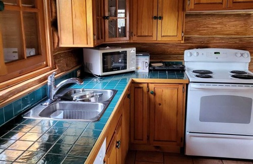 Campbellford Ski Chalet | Cozy 3 bedroom chalet cabin on the beautiful Crowe River