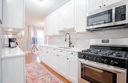 Woodlawn Apartment | Cozy 3-bedroom condo near University of Chicago