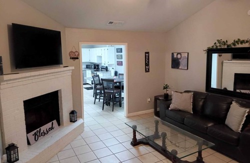 Longview Condo | Cozy 3-bedroom condo with WiFi, AC in adorable Longview. Long stays welcomed