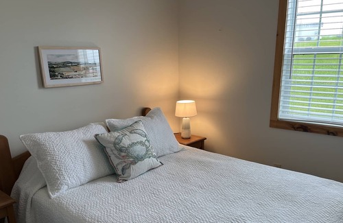 Clinton Cottage | Cozy 3 Bedroom cottage with beautiful water view