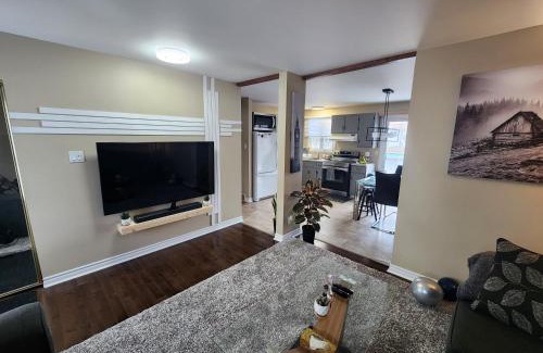 Longueuil Apartment | Cozy 3-Bedroom Haven, Private Pool & Parking !