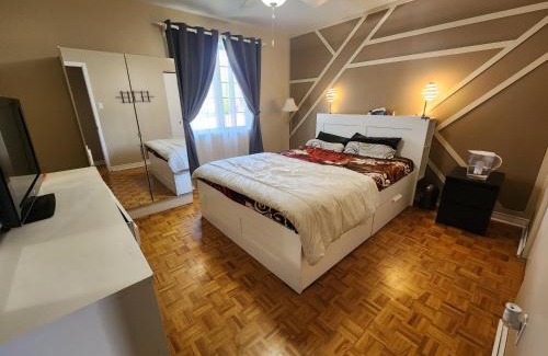 Longueuil Apartment | Cozy 3-Bedroom Haven, Private Pool & Parking !