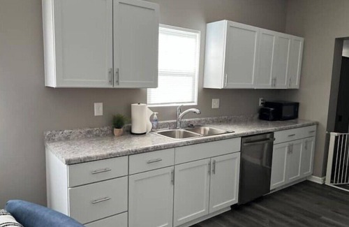 Near South House | Cozy 3 bedroom home, 1 bathroom, single garage, 5 mins to downtown