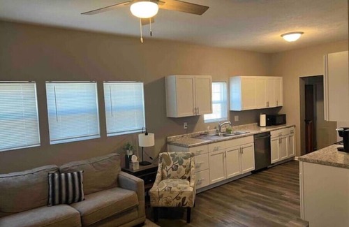 Near South House | Cozy 3 bedroom home, 1 bathroom, single garage, 5 mins to downtown