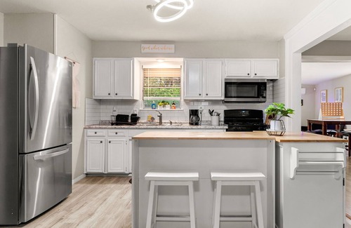 Southside House | Cozy 3-bedroom home w/ HOT TUB 2 min away from lackland and 10 min to SeaWorld!