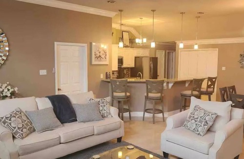 Broadmoor House | Cozy 3-bedroom house with pool and patio