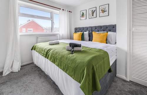 Camberley House | Cozy 3 bedroom house by Firoz