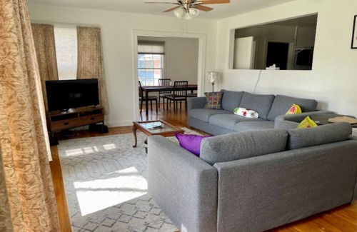 Brentwood House | Cozy 3-bedroom house in charming Austin with AC, Wi-Fi