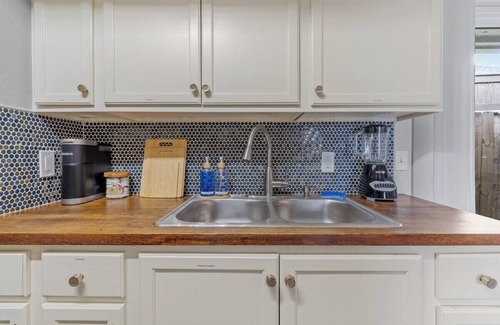 St. John - Coronado Hills House | Cozy 3-bedroom house in enchanting Austin with WiFi, AC & gated backyard