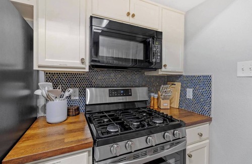 St. John - Coronado Hills House | Cozy 3-bedroom house in enchanting Austin with WiFi, AC & gated backyard