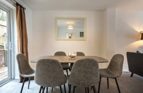 Reading Other | Cozy 3 bedroom house, sleeps 6 with parking