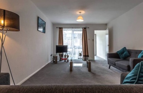 Reading Other | Cozy 3 bedroom house, sleeps 6 with parking
