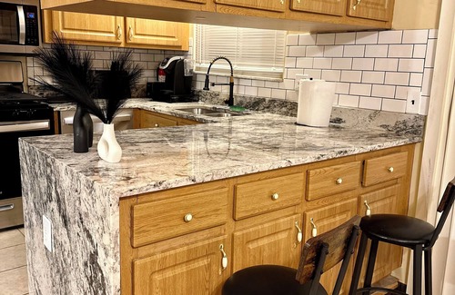 Southfield House | Cozy 3 bedroom house in Southfield with Wifi full kitchen and smart TVs