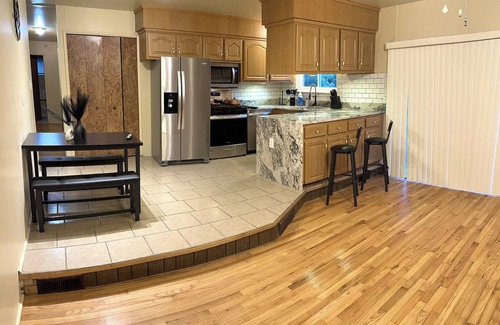 Southfield House | Cozy 3 bedroom house in Southfield with Wifi full kitchen and smart TVs