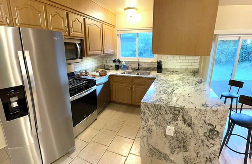 Southfield House | Cozy 3 bedroom house in Southfield with Wifi full kitchen and smart TVs