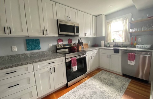 Corey Square Apartment | Cozy 3 bedroom in a friendly neighborhood close to I-93!