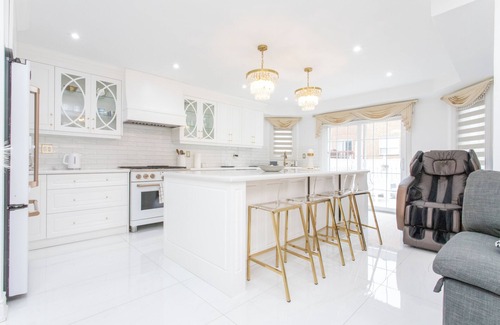 East Credit House | Cozy 3-bedroom luxurious house in the central mississauga around heartland & Sq1