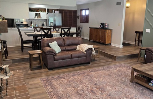 Lincoln House | Cozy 3-bedroom open floor plan house in charming Lincoln with WiFi, AC,