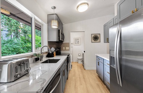 West Bellevue House | Cozy 3-bedroom rambler by Bellevue Downtown. Pet-friendly!