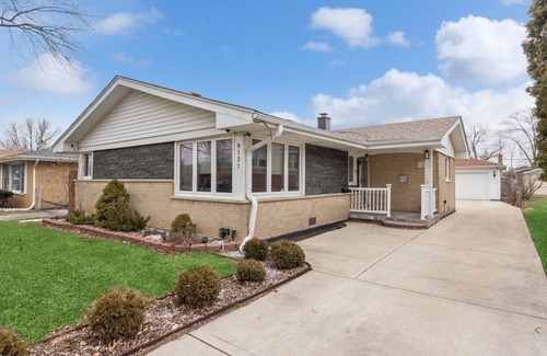 Oak Lawn House | Cozy 3-Bedroom Ranch near Chicago & Area Hospitals