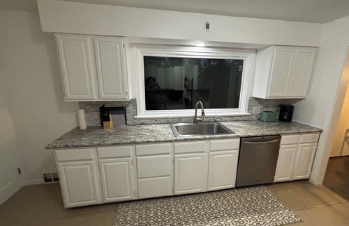 Kalamazoo House | Cozy 3-Bedroom Ranch Home - Your Perfect Getaway!