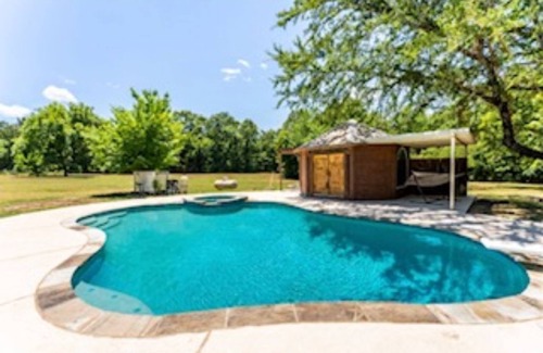 Gordonville House | Cozy 3 Bedroom Retreat Getaway near Lake Texoma!