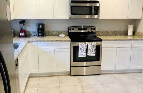 Fairvilla House | Cozy 3 bedroom second floor unit