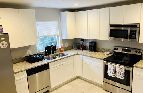 Fairvilla House | Cozy 3 bedroom second floor unit