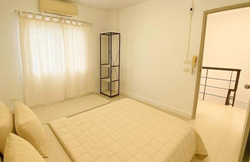 Ratsada House | Cozy 3 Bedroom Townhouse Phuket Town - Sleeps 7