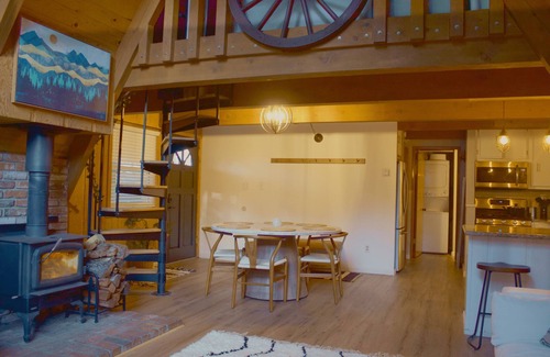 Arrowbear Lake Cabin | Cozy 3-bedroom A-Frame cabin in charming Running Springs with WiFi