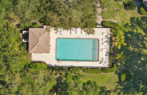 The Meadows Condo | Cozy 3 bedroom with pool access close to Sarasota beaches, shopping & dining.n