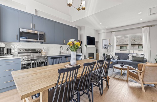 Canmore House | Cozy 3 Bedroom with Pool, Hot Tub and Mountain View!
