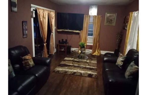 Downtown Toledo House | COZY 3 BEDROOMS ABAKREM HOUSE